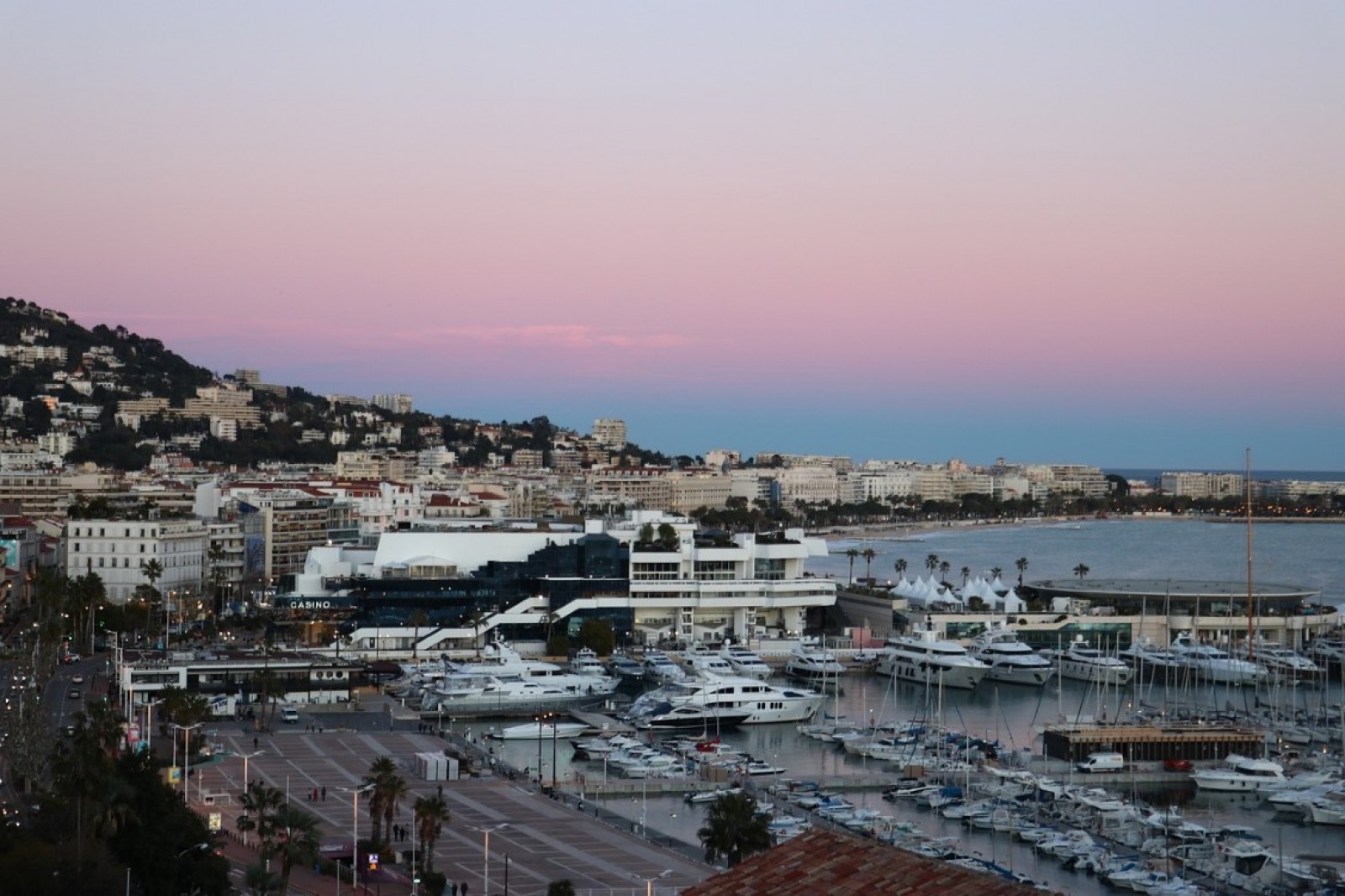 Chauffeur Privé & Hotel Martinez à Cannes – 24/7 – Transfert Aéroport jusqu’à l’Hôtel Martinez à Cannes - Ruby Services